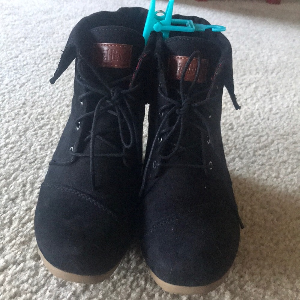Black wedged ankle boots